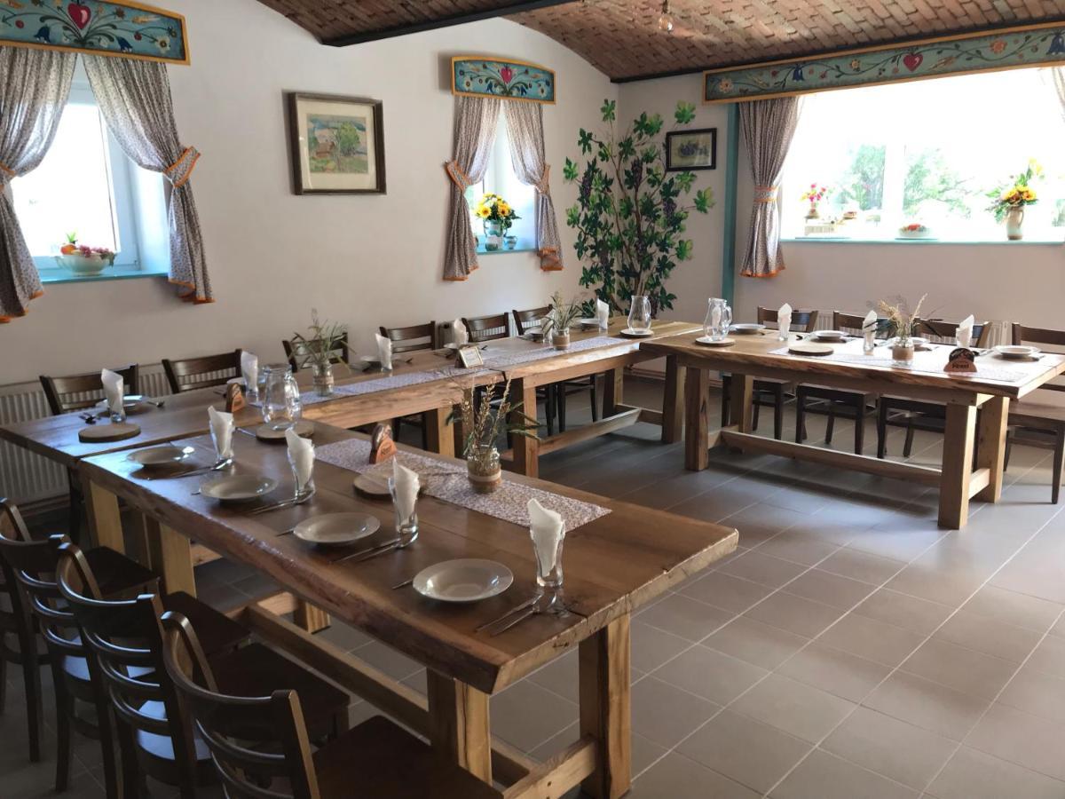 Bendovsky Dvur Bed & Breakfast Dusniky Exterior photo