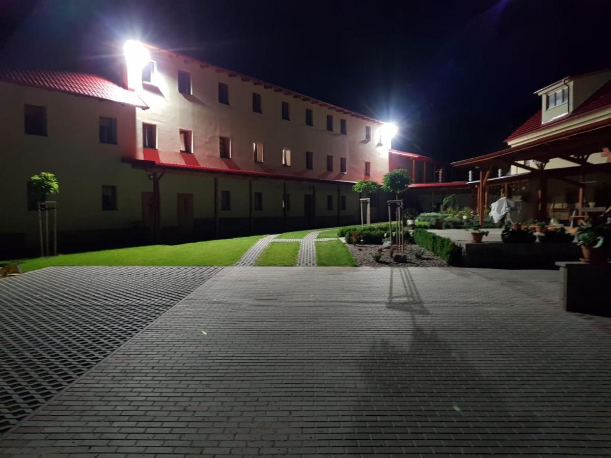 Bendovsky Dvur Bed & Breakfast Dusniky Exterior photo